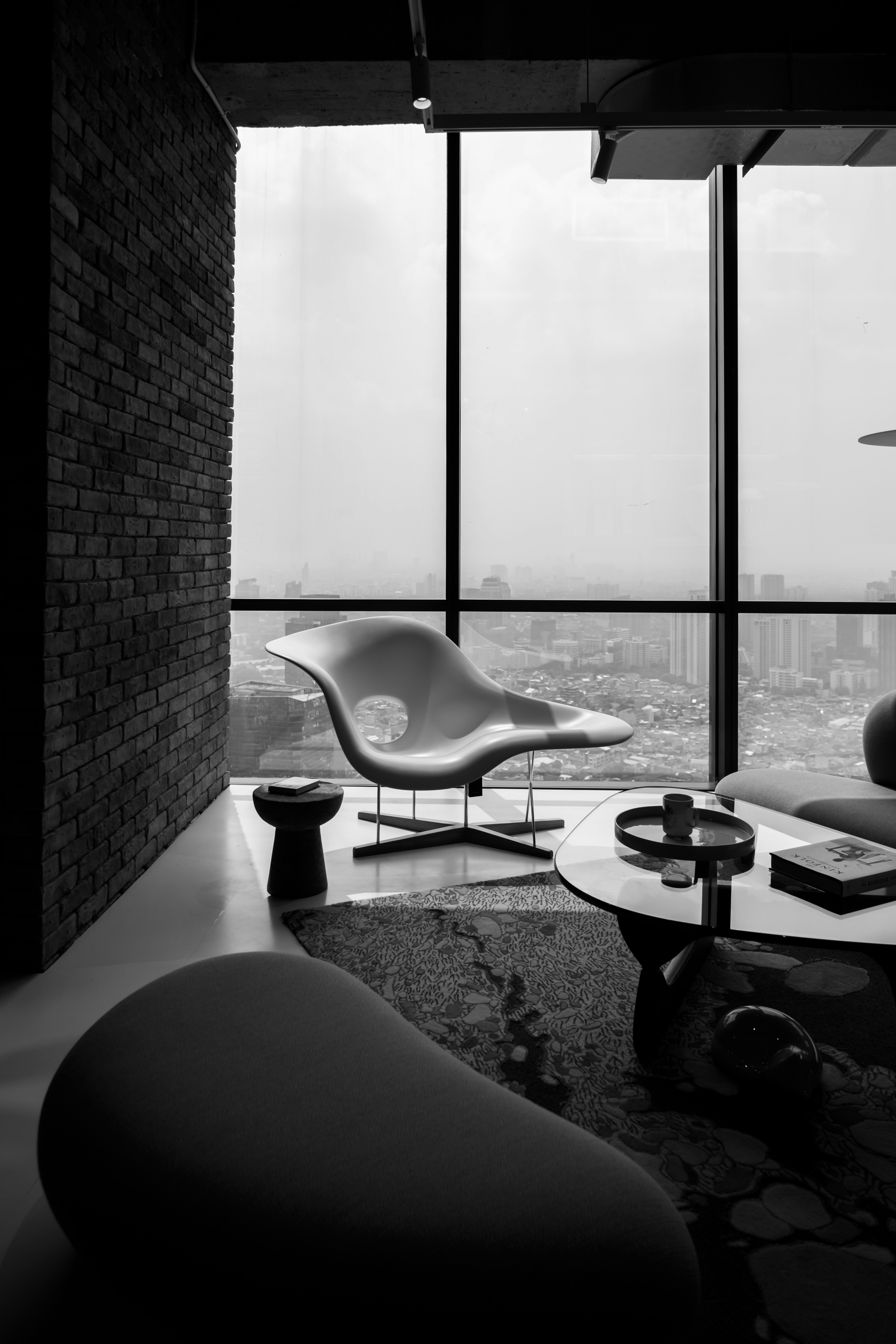 a black and white photo of a living room
