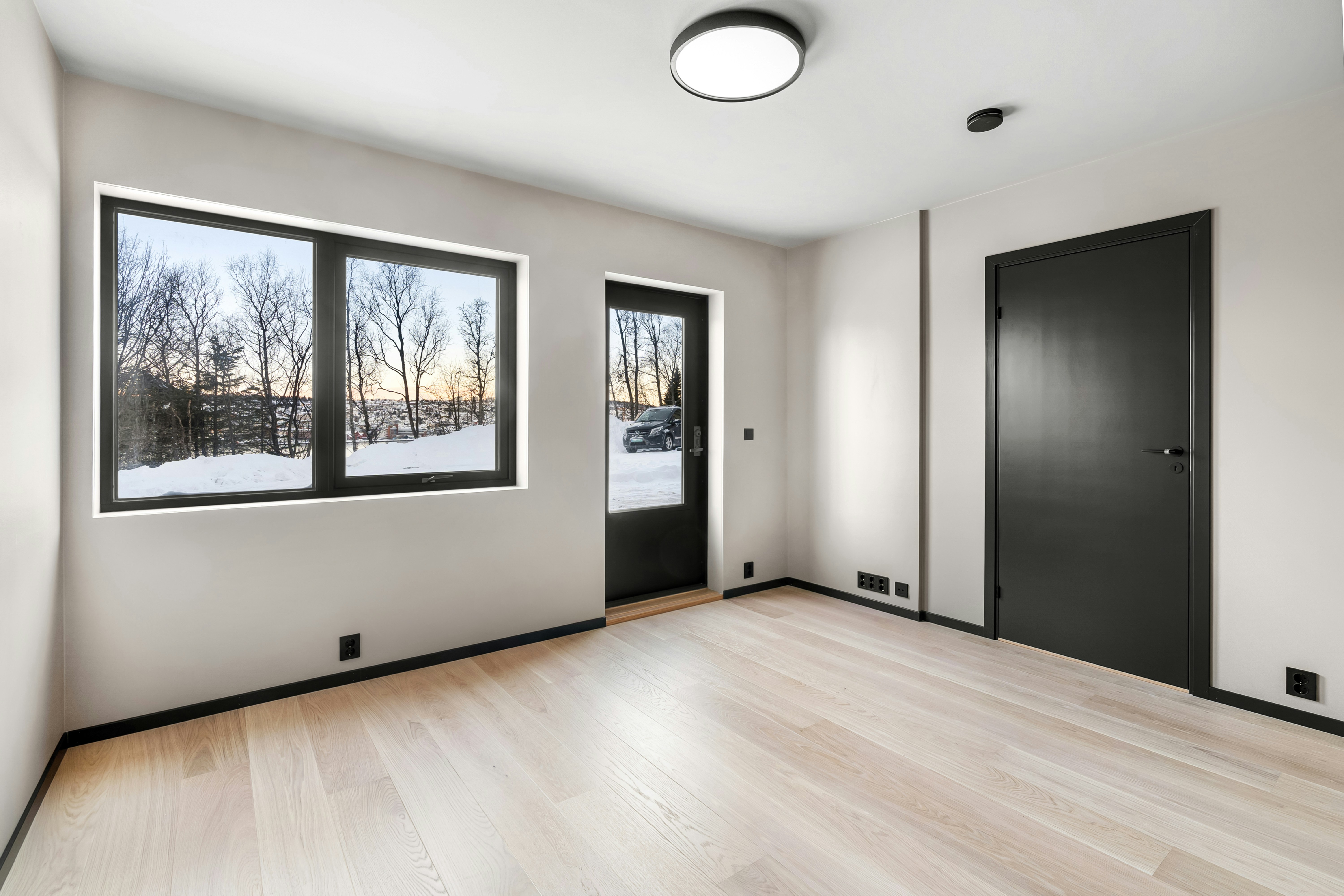 An empty room with a lot of windows